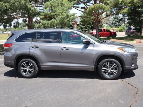 Used 2018 Toyota Highlander Plus AWD/4WD image 3
