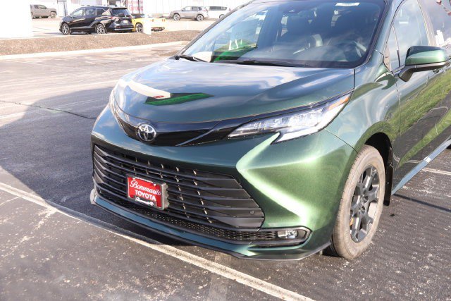 New 2026 Toyota Sienna XLE Woodland Edition AWD/4WD image 5