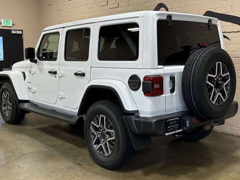 Used 2024 Jeep Wrangler Unlimited Sahara w/ Technology Group AWD/4WD image 7