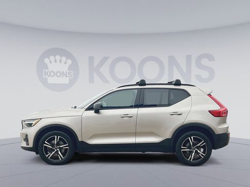 Used 2023 Volvo XC40 B5 Plus image 2