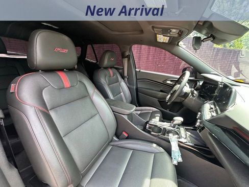 Used 2025 Chevrolet Trax RS w/ Sunroof Package FWD image 4