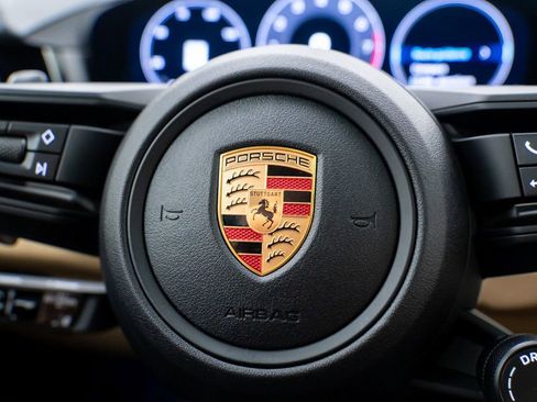 Used 2025 Porsche Cayenne image 32