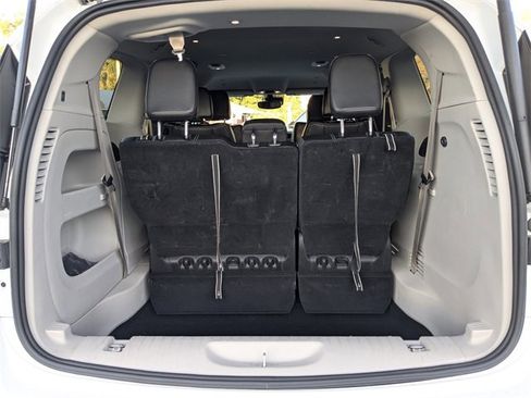 Used 2024 Chrysler Pacifica Touring-L image 11