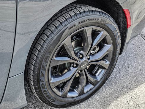 Used 2020 Chrysler Pacifica Limited w/ Quick Order Package 27H Red S image 11