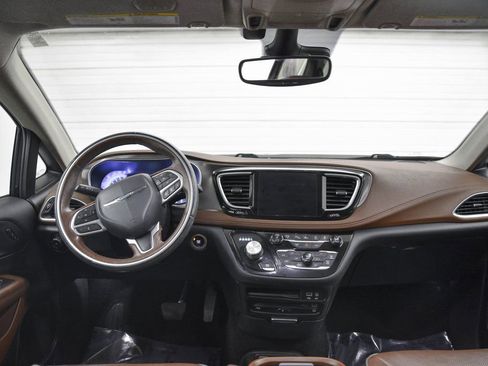 Used 2017 Chrysler Pacifica Limited image 24