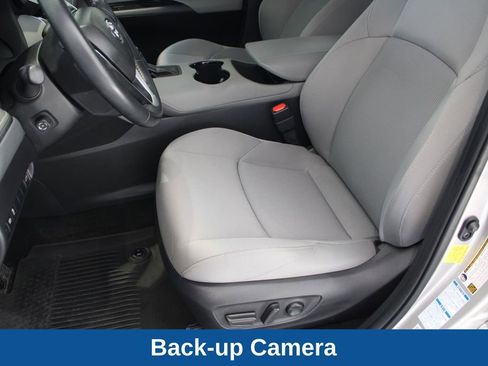 Used 2021 Toyota Venza LE image 11