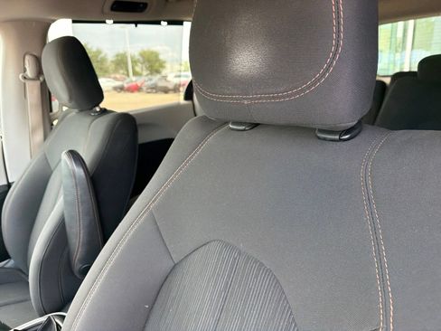 Used 2018 Chrysler Pacifica Touring Plus w/ Tire & Wheel Group FWD image 8