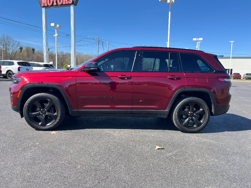 Used 2023 Jeep Grand Cherokee Altitude AWD/4WD image 5