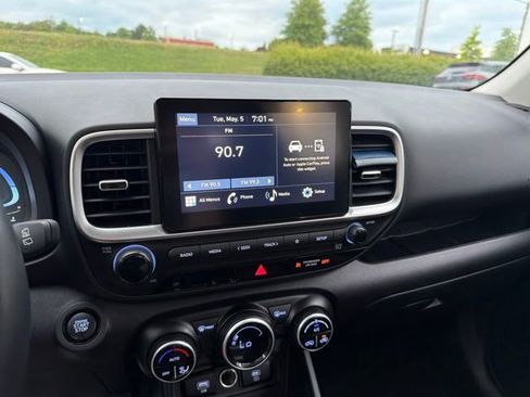 Used 2024 Hyundai Venue SEL FWD image 13