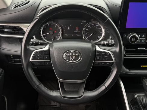 Used 2023 Toyota Highlander XLE AWD/4WD image 13
