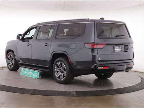 Used 2024 Jeep Wagoneer L Series II w/ Flexible Seating Group AWD/4WD image 8