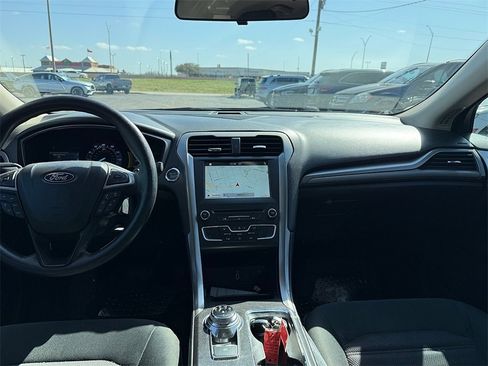 Used 2018 Ford Fusion SE w/ Fusion SE Technology Package image 5