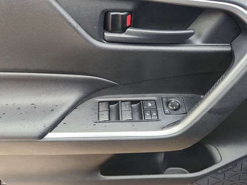 Used 2021 Toyota RAV4 LE image 12