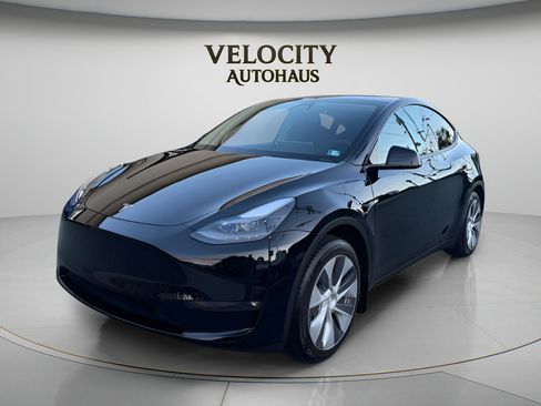 Used 2024 Tesla Model Y Long Range AWD/4WD image 3