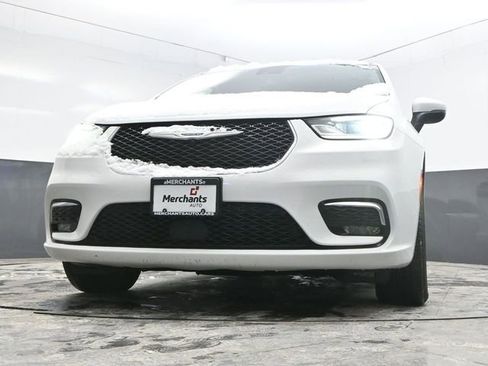 Used 2023 Chrysler Pacifica Touring-L image 32