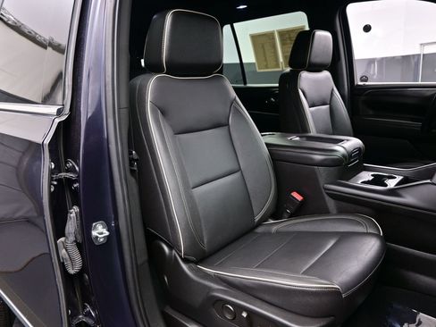 Used 2023 GMC Yukon SLT AWD/4WD image 17