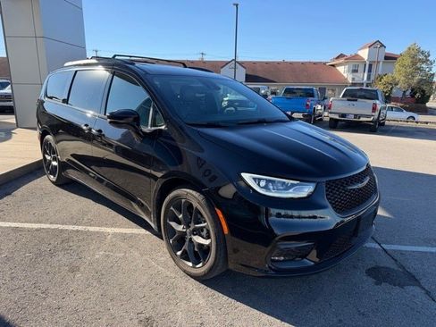 Used 2025 Chrysler Pacifica Limited image 4