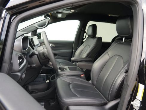 Used 2025 Chrysler Pacifica Select FWD image 12