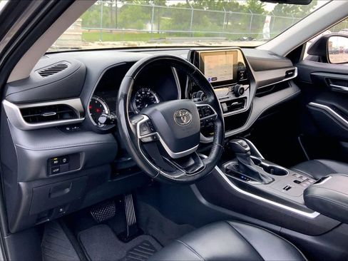 Used 2023 Toyota Highlander XLE FWD image 17