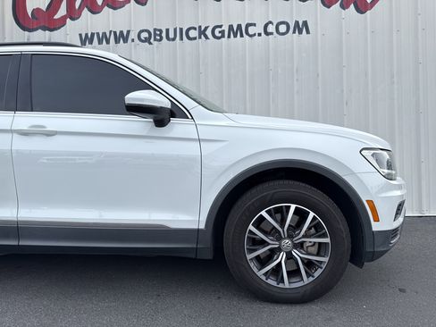 Used 2020 Volkswagen Tiguan SE w/ Panoramic Sunroof Package image 24