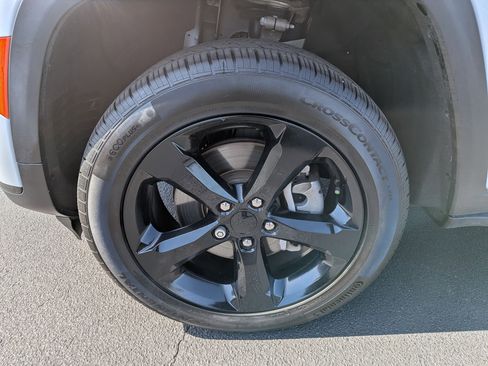 Used 2023 Jeep Grand Cherokee L Limited w/ Black Appearance Package image 9