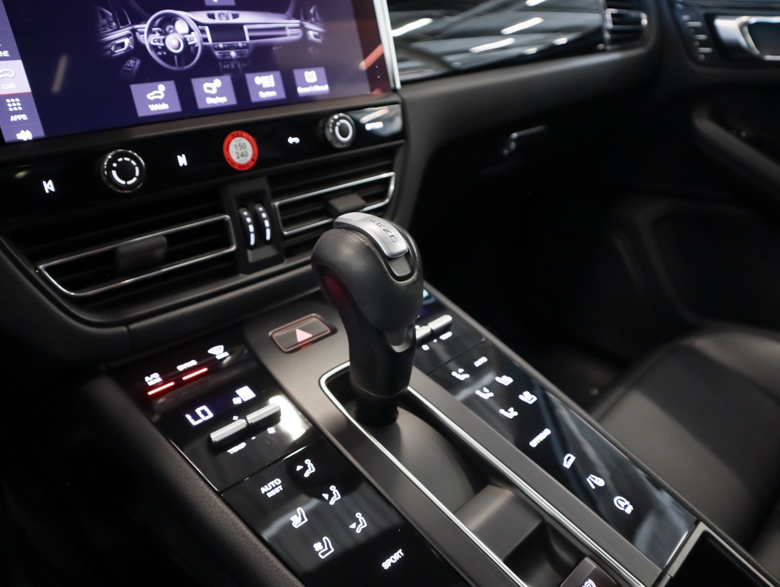 Certified 2024 Porsche Macan AWD/4WD image 19
