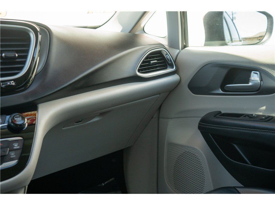 Used 2023 Chrysler Pacifica Touring-L FWD image 25