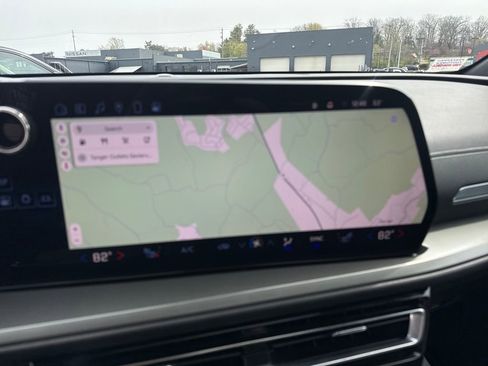 Used 2025 Chevrolet Traverse LT w/ Sun and Wheel Package image 19