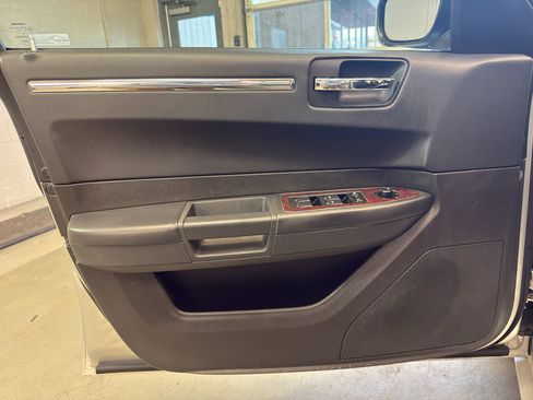 Used 2009 Chrysler 300 Touring RWD image 13