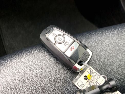 Used 2017 Ford Fusion SE w/ Equipment Group 201A FWD image 14