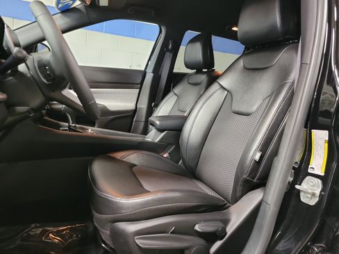 Used 2025 Jeep Compass Latitude image 25