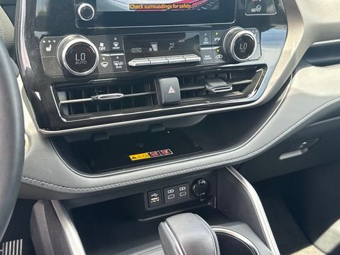 Used 2025 Toyota Highlander XLE FWD image 20