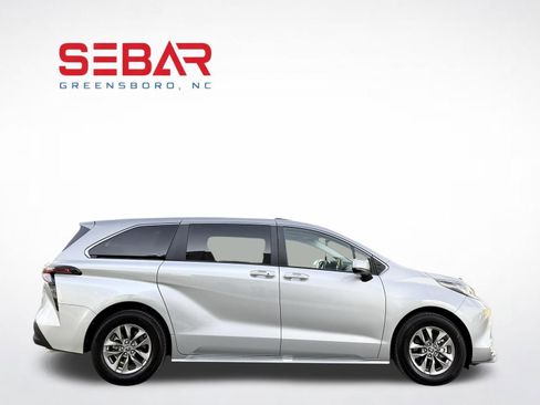Used 2023 Toyota Sienna XLE image 7