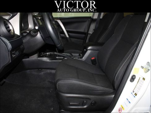 Used 2018 Toyota RAV4 XLE AWD/4WD image 17