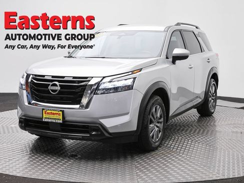 Used 2025 Nissan Pathfinder SV FWD image 1