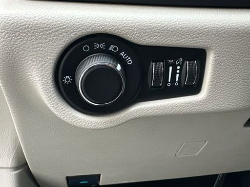 Used 2024 Chrysler Voyager LX image 24