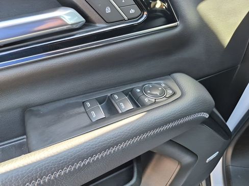 Used 2025 GMC Yukon XL Denali image 28