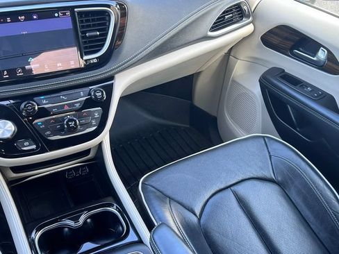 Used 2023 Chrysler Pacifica Limited FWD image 36