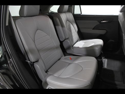 Used 2023 Toyota Highlander XLE image 18