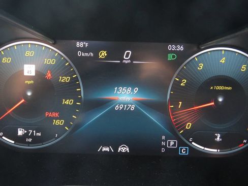 Used 2021 Mercedes-Benz GLC 300 4MATIC image 21