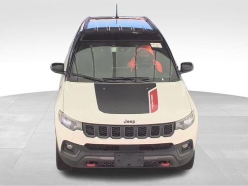 Used 2025 Jeep Compass Trailhawk image 3
