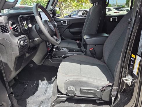 Used 2024 Jeep Wrangler Unlimited Rubicon AWD/4WD image 9