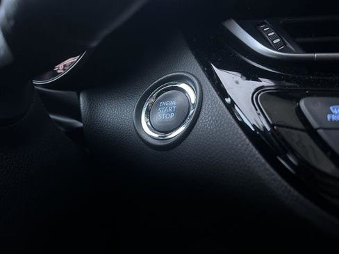 Used 2022 Toyota C-HR XLE image 20