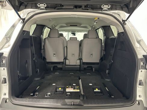 Used 2025 Toyota Sienna LE FWD image 52