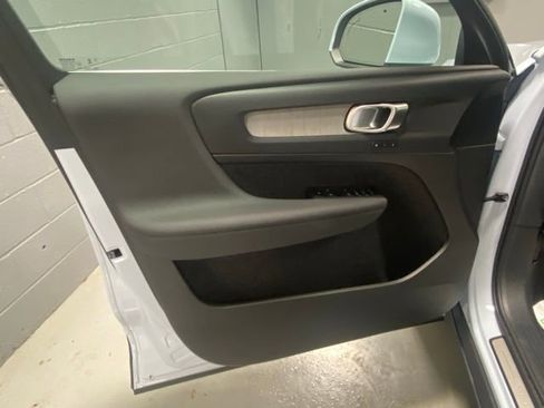 Certified 2025 Volvo XC40 B5 Core image 7