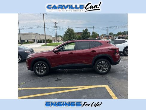 Used 2025 Chevrolet Trax LT FWD image 3