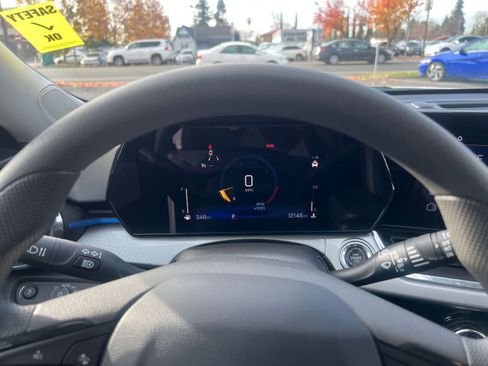 Used 2025 Chevrolet Trax LT image 40