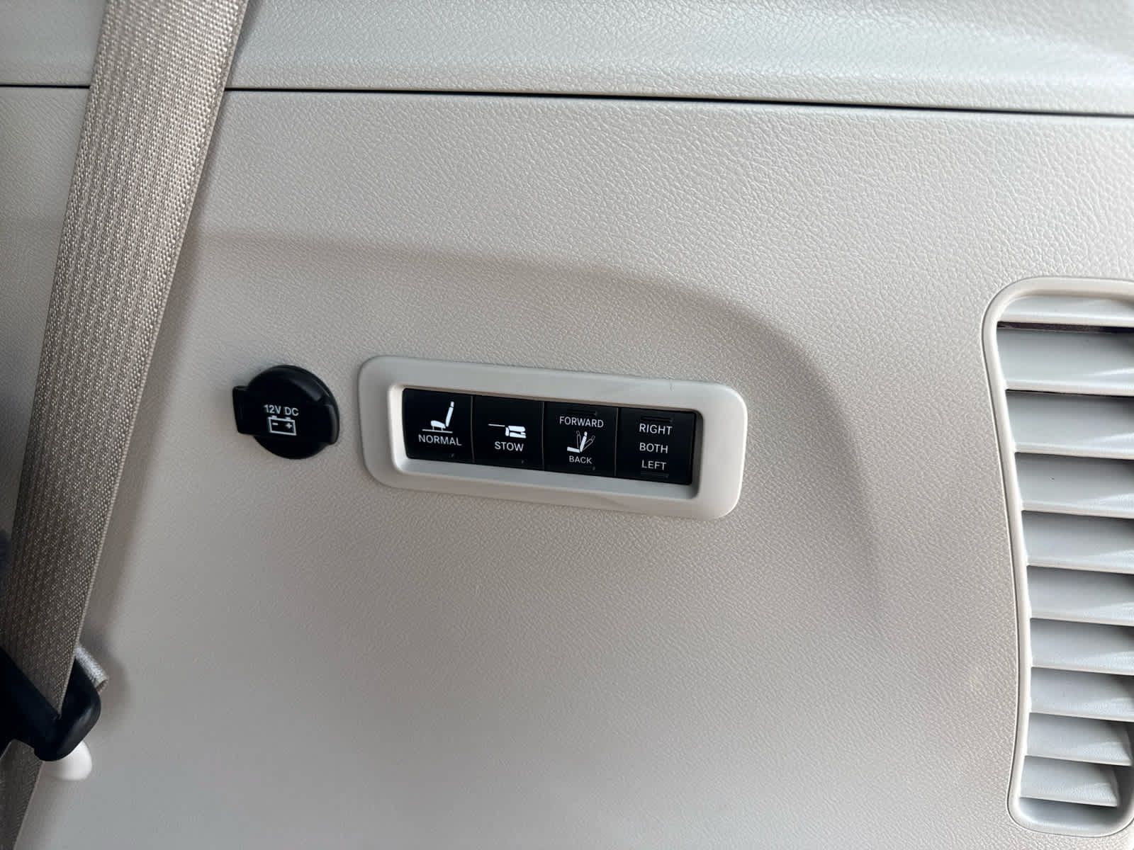 Used 2023 Chrysler Pacifica Limited w/ Uconnect Theater Family Group AWD/4WD image 21
