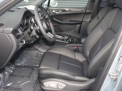 New 2026 Porsche Macan image 5