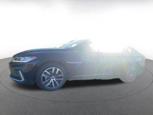 Used 2025 Volkswagen Jetta SE image 16